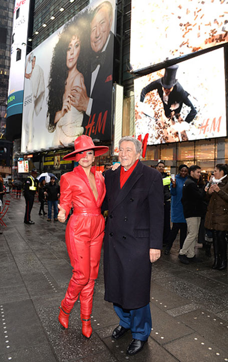 Decotada e toda de vermelho, Lady Gaga posa com Tony Bennett em NY