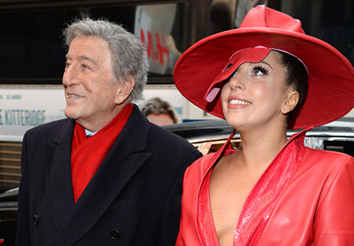 Decotada e toda de vermelho, Lady Gaga posa com Tony Bennett em NY