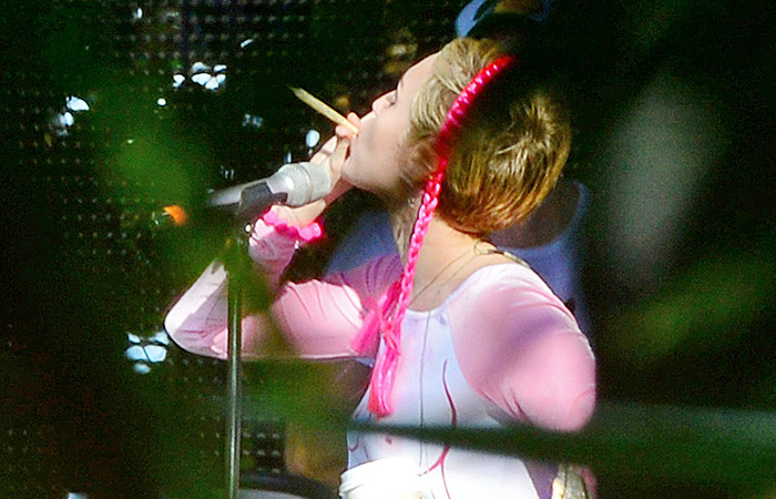 Miley Cyrus fuma cigarrinho suspeito em ensaio de seu show