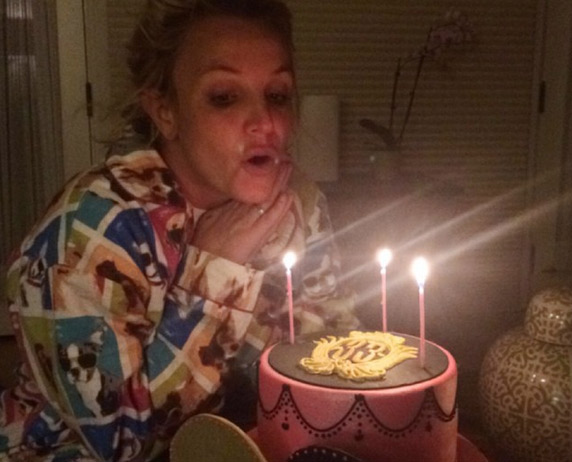 Britney Spears ganha bolo personalizado de aniversário