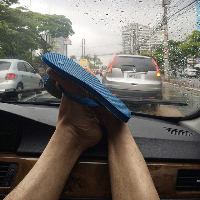 Luciano Camargo posta foto indo trabalhar em plena chuva