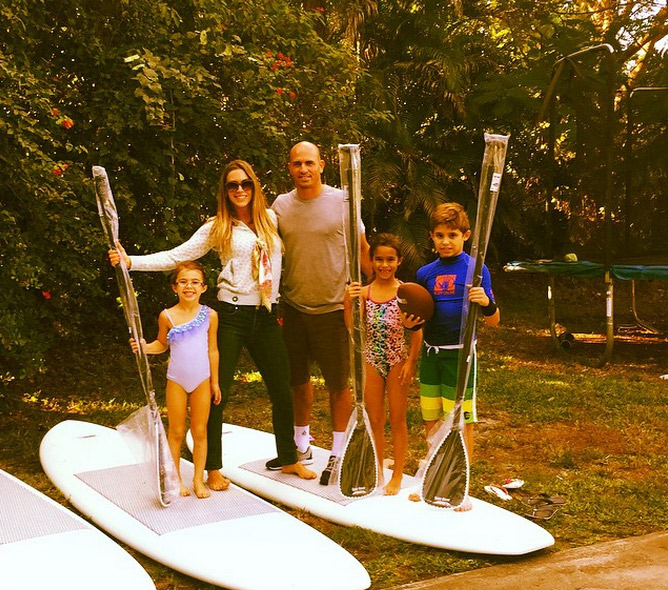  Joana Prado agradece o surfista Kelly Slater após ganhar pranchas de stand up paddle para a família