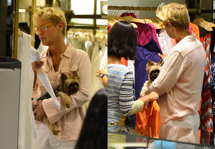 Xuxa não desgruda do cachorrinho mesmo em tarde de compras