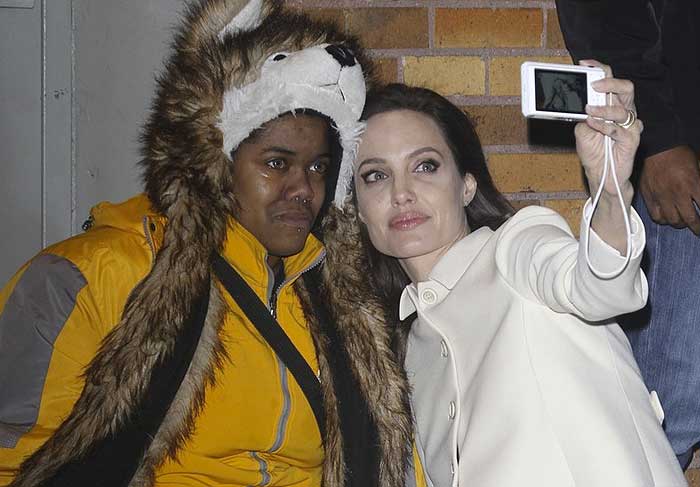 Angelina Jolie atende fã que teve ataque de pânico