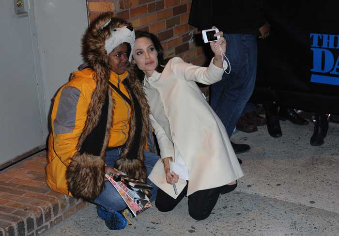 Super Simpática!  Angelina Jolie se ajoelha em uma rua de Nova York para tirar foto com fã 