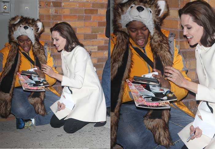 Super Simpática!  Angelina Jolie se ajoelha em uma rua de Nova York para tirar foto com fã 