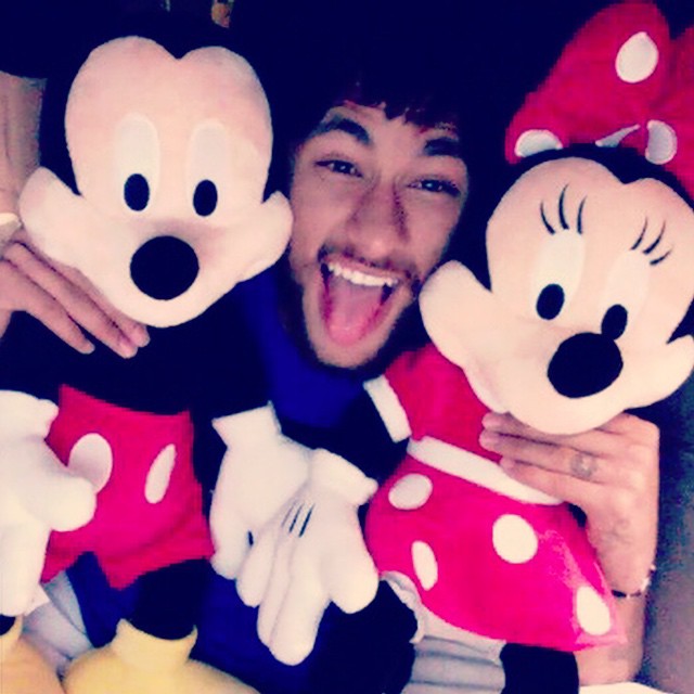 Neymar posa sorridente com pelúcias de Mickey e Minnie
