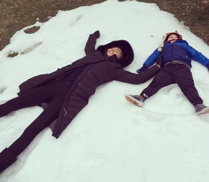 Miranda Kerr se diverte na neve com o filho Flynn