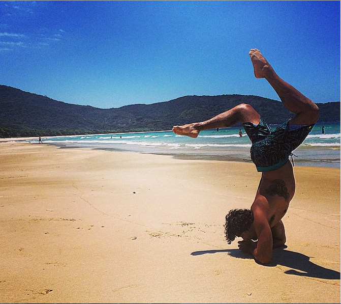 Jesus Luz pratica Yoga a beira mar: ‘Assim fica fácil’