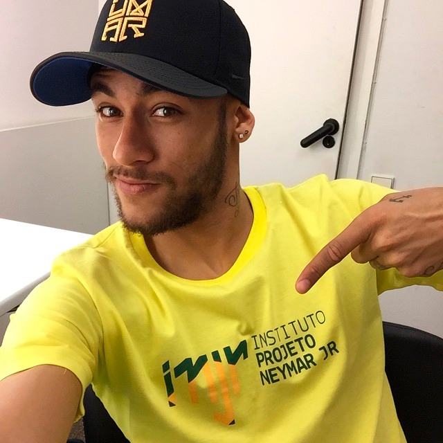 Neymar posta foto com camiseta de seu Instituto 