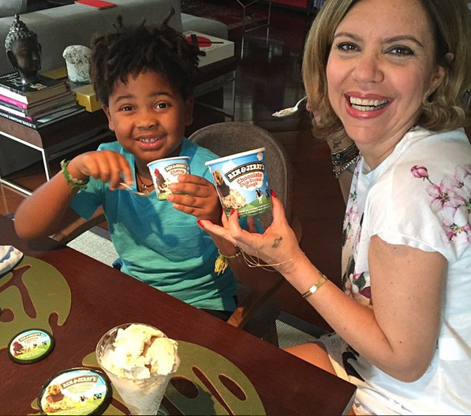 Astrid Fontenelle toma sorvete com o filho em São Paulo