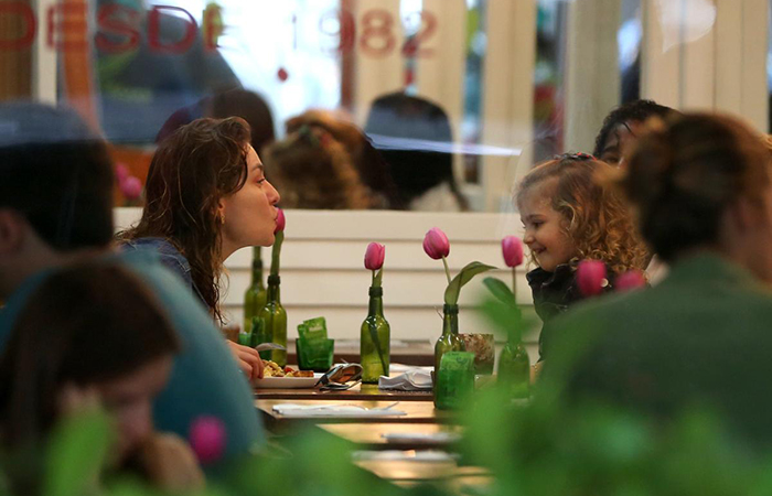  Com o cabelo molhado, Lavínia Vlasak leva a filha para almoçar no Rio de Janeiro