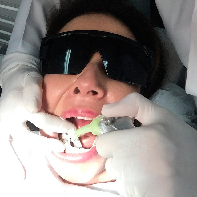  Luciana Gimenez posta foto no dentista