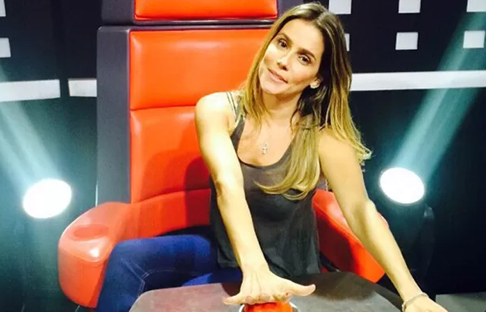 Deborah Secco registra bastidores do programa The Voice Brasil