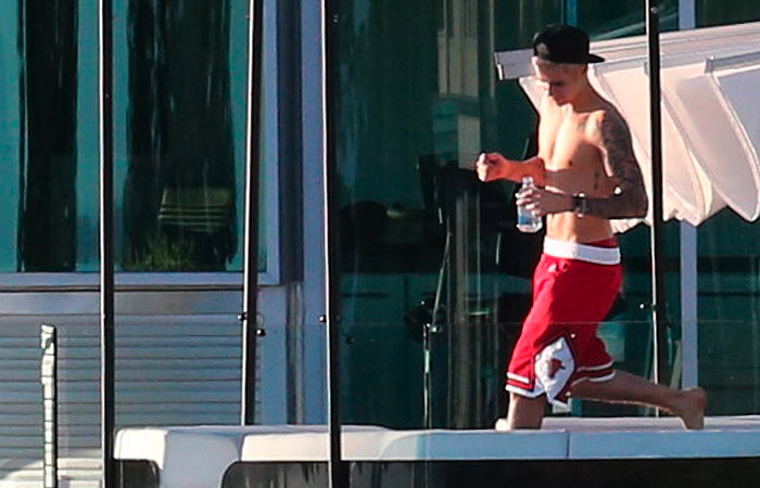 Justin Bieber desfila todo loiro pela sua nova mansão em Beverly Hills