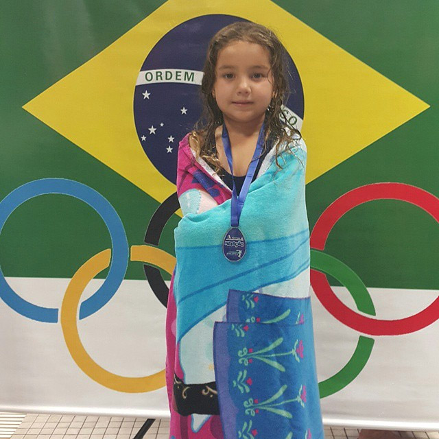 Flávia Alessandra posta foto da filha caçula com medalha de campeonato de natação,