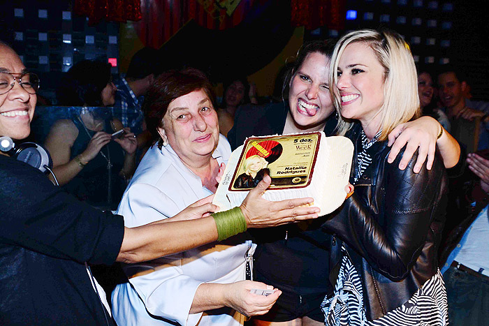 Natallia Rodrigues ataca de DJ ao comemorar aniversário em balada de SP
