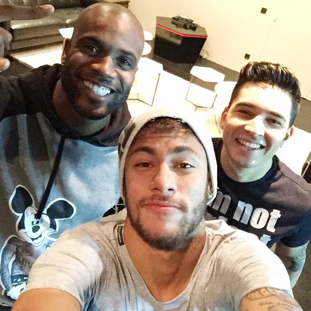 Neymar recepciona Rafael Zulu em viagem do ator a Barcelona,