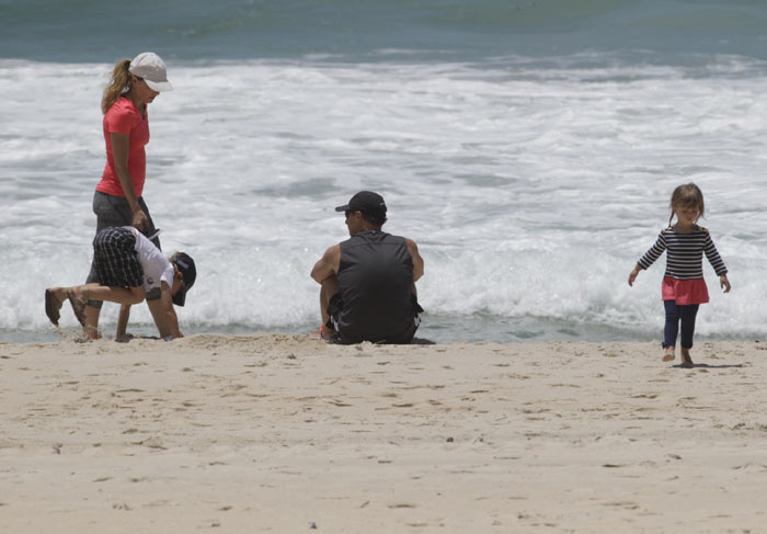 Em família! Luciano Huck e Angélica curtem praia com os filhos