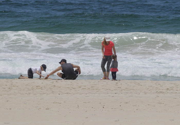 Em família! Luciano Huck e Angélica curtem praia com os filhos