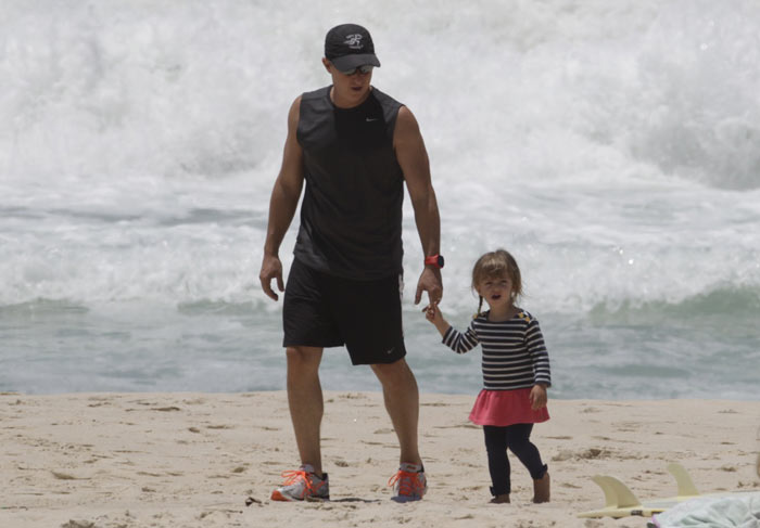 Em família! Luciano Huck e Angélica curtem praia com os filhos