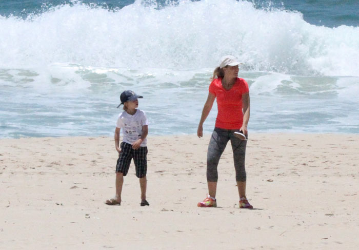 Em família! Luciano Huck e Angélica curtem praia com os filhos