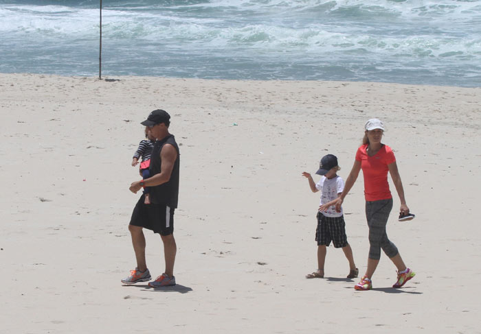 Em família! Luciano Huck e Angélica curtem praia com os filhos