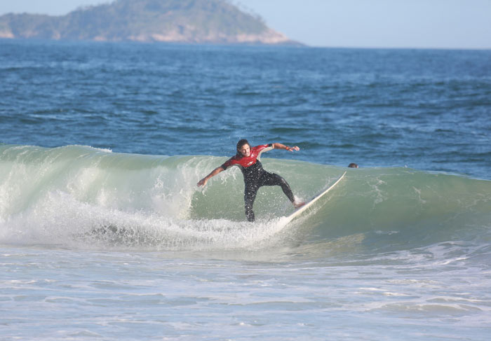 Rômulo Neto aproveita o fim de tarde para surfar