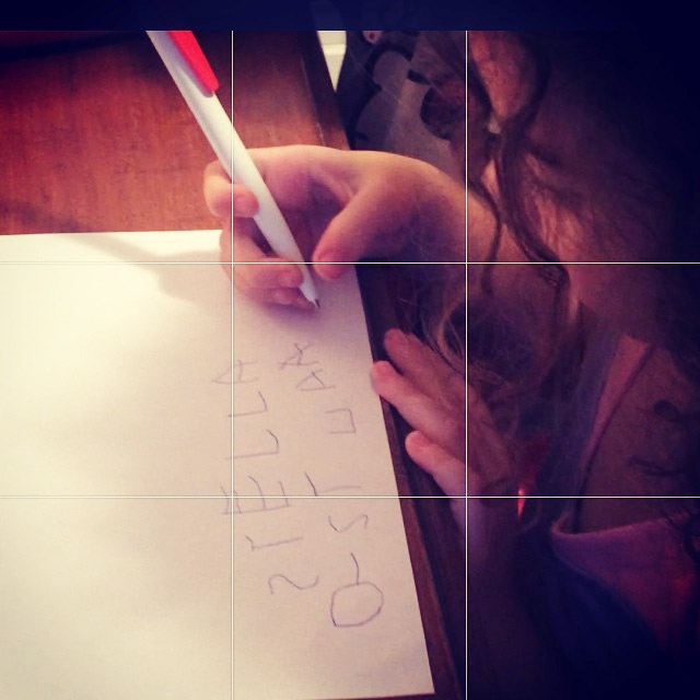 Mãe coruja! Letícia Spiller mostra a filha escrevendo uma cartinha para o Papai Noel
