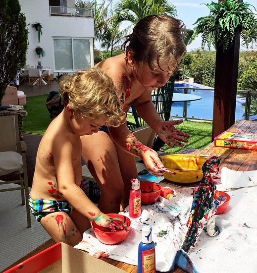  Claudia Leitte publica foto dos filhos pintados brincando com tinta