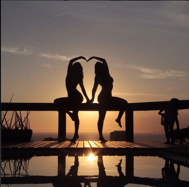  Grazi Massafera posta fazendo coração com amiga em pleno pôr-do-sol