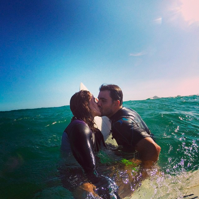 Juliano Cazarré ganha beijo da esposa durante tarde de surf no Rio