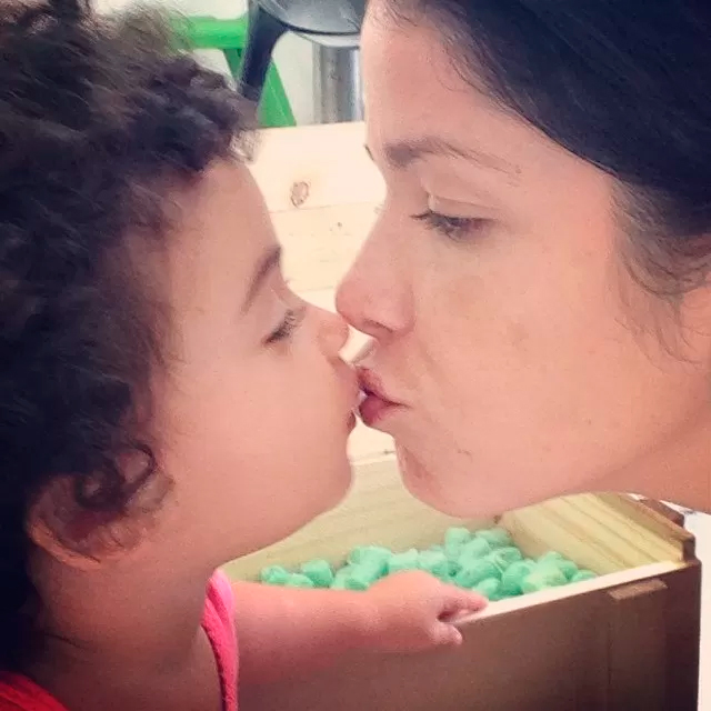  Samara Felippo dá selinho na filha caçula enquanto come açaí