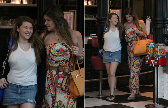 ristiana Oliveira passeia com a filha caçula em shopping na Barra da Tijuca
