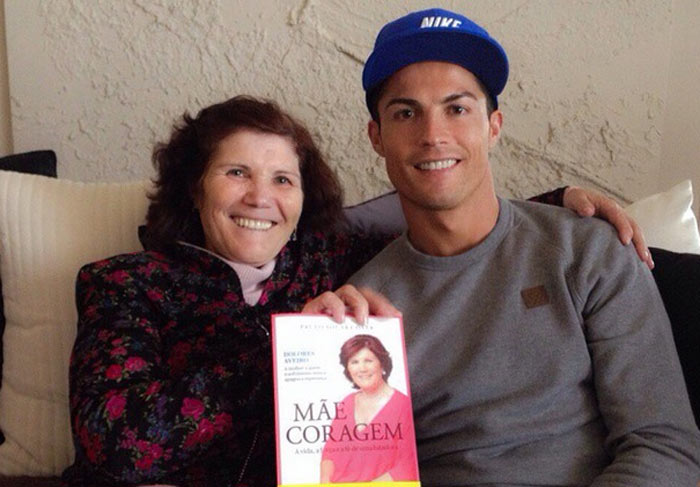 Cristiano Ronaldo divulga livro escrito pela mãe