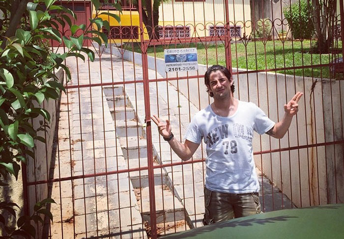 De férias, Alexandre Pato retorna a Pato Branco e visita casa onde morou