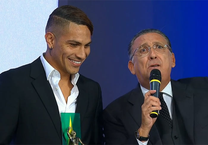 Paolo Guerrero, do Corinthians, tira onda com Galvão Bueno durante premiação