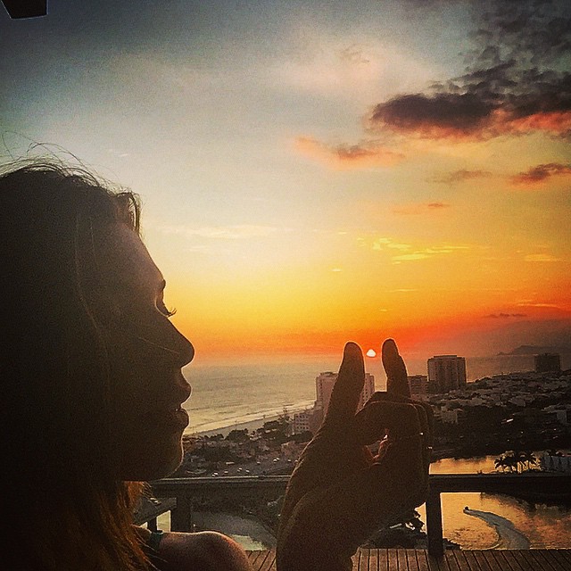 Grazi Massafera assiste ao pôr do sol carioca de prédio