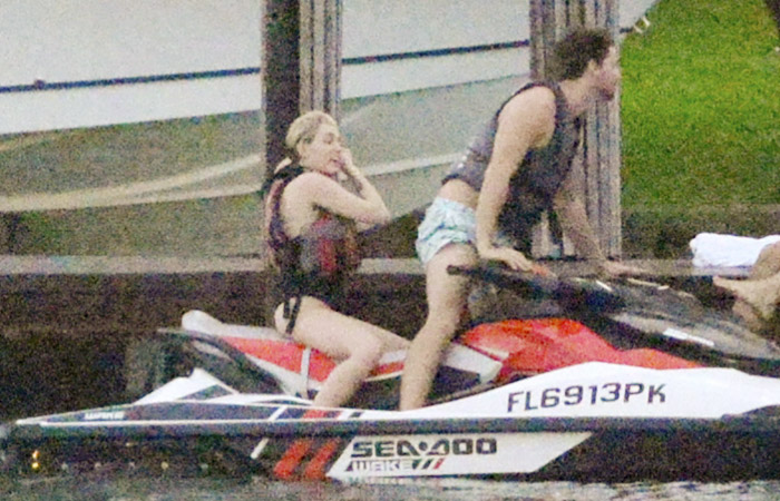 Patrick Schwarzenegger leva Miley Cyrus para andar de jet-ski em Miami