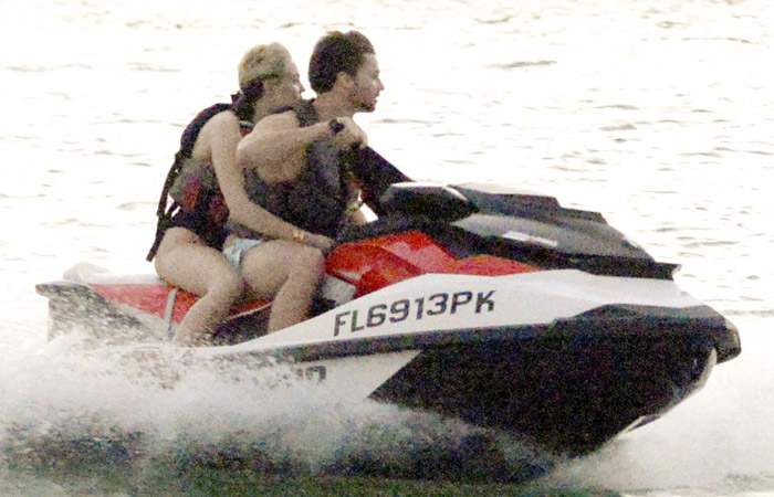 Patrick Schwarzenegger leva Miley Cyrus para andar de jet-ski em Miami