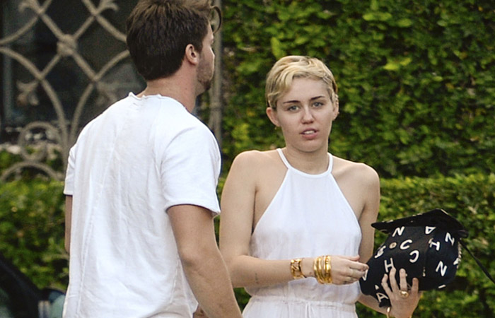 Patrick Schwarzenegger leva Miley Cyrus para andar de jet-ski em Miami