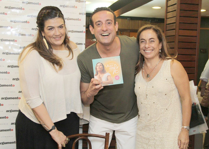 Cissa Guimarães recebeu amigos em lançamento de seu livro