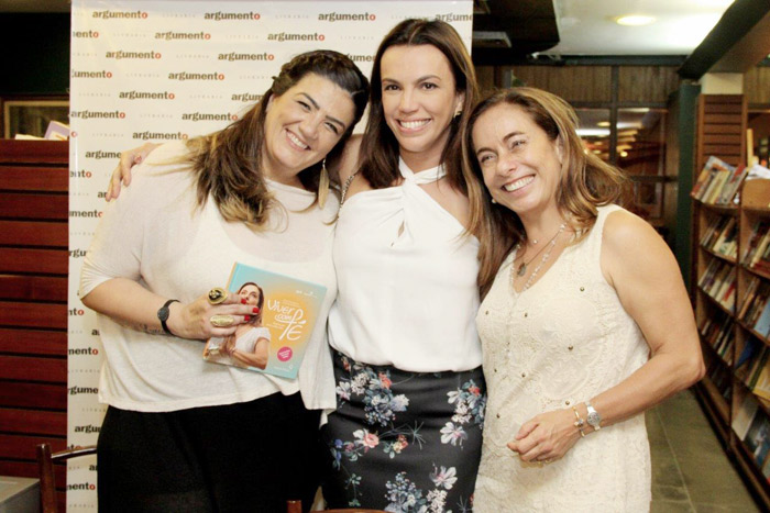 Cissa Guimarães recebe o carinho de Ana Paula Araújo em lançamento de livro