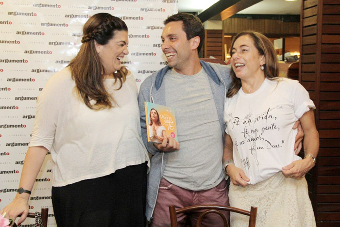 Cissa Guimarães recebe o carinho do filho e da irmã em lançamento de livro