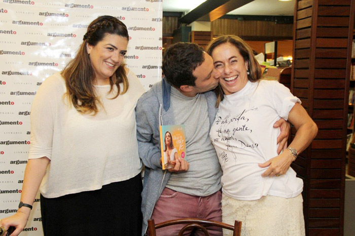 Cissa Guimarães recebe o carinho do filho e da irmã em lançamento de livro