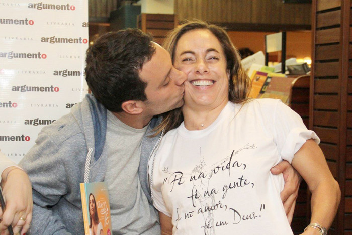Cissa Guimarães recebe o carinho do filho em lançamento de livro
