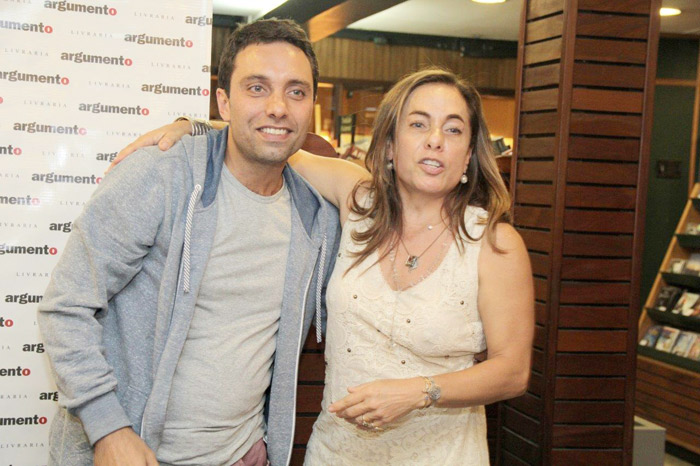 Cissa Guimarães recebe o carinho do filho em lançamento de livro