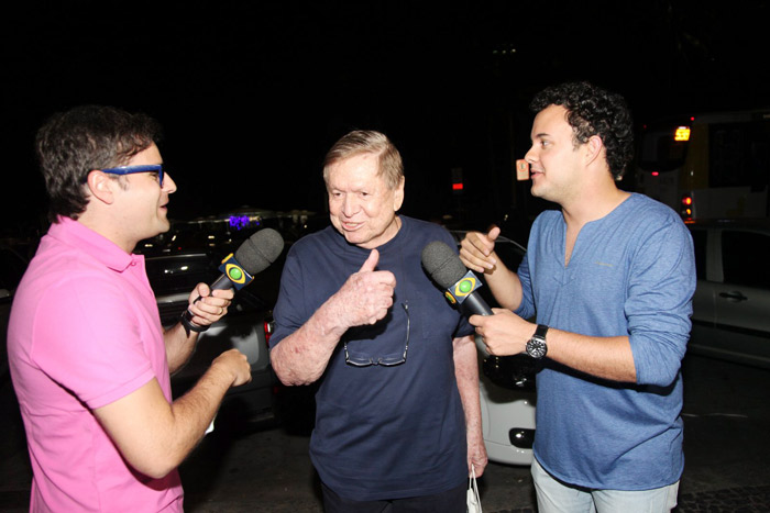 Boni completa 79 anos e recebe visita de estrelas da Globo