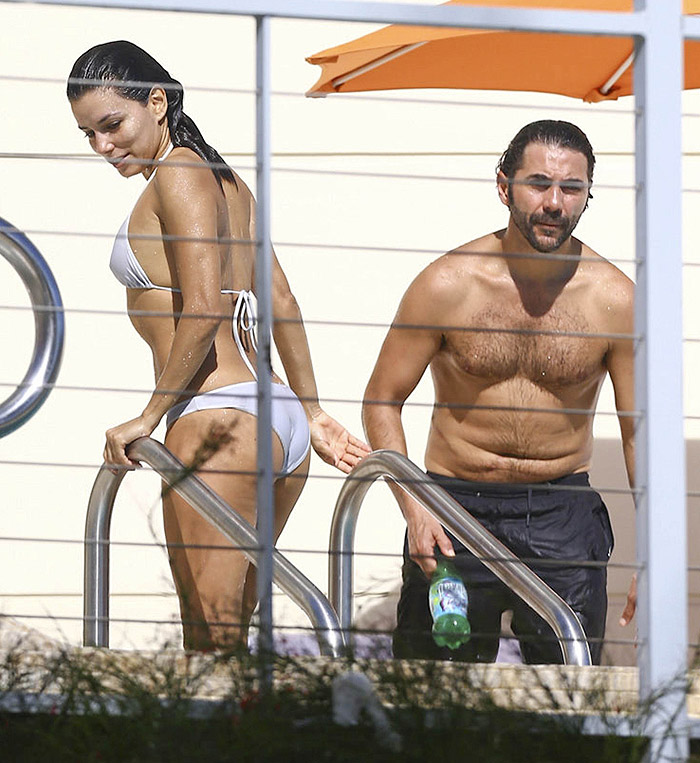 Eva Longoria curte dia de piscina com o namorado em Miami