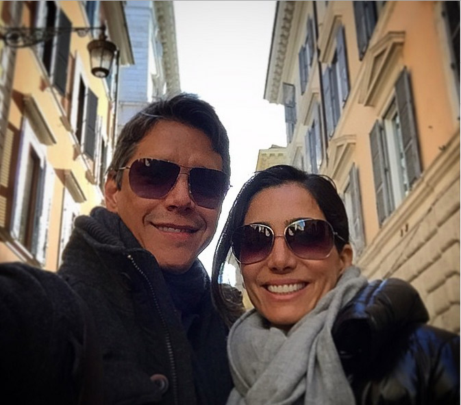 Márcio Garcia curte passeio romântico em Roma com a esposa